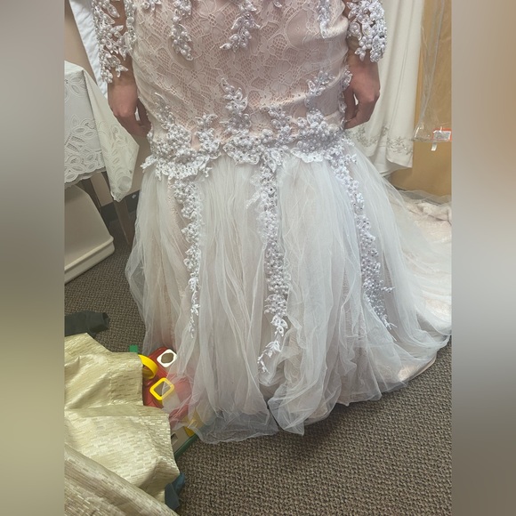 Wedding gown - Picture 6 of 10